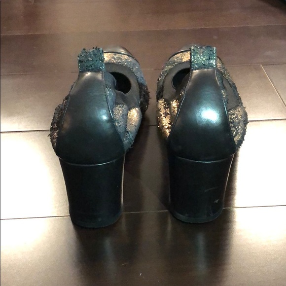 Chanel distresses metallic cap toe pump - Picture 3 of 8